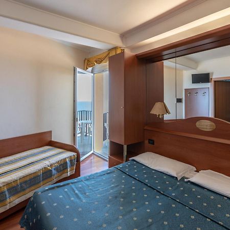 Hotel Mondial Lido di Jesolo Esterno foto