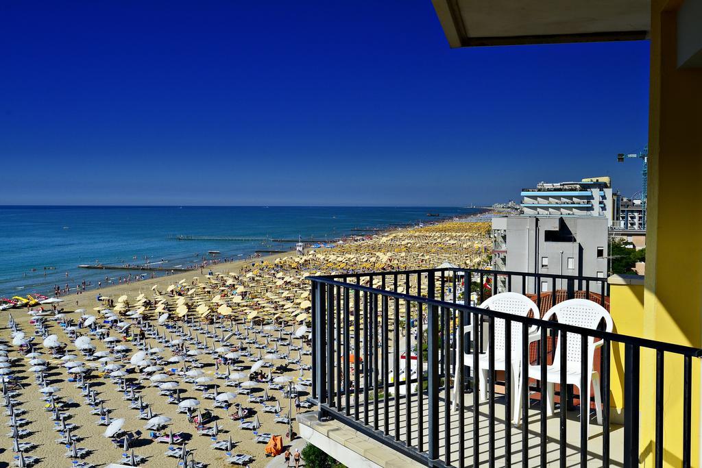 Hotel Mondial Lido di Jesolo Esterno foto